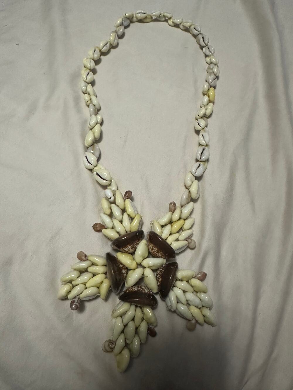VTG Hawaiian Cowrie Shell Lei Necklace – Intricate Star Pendant Boho Jewelry